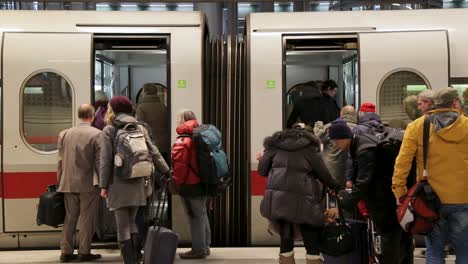 Pendler-Steigen-In-Einen-Zug,-Gemischte-Gruppe,-Stadtleben,-Hauptverkehrszeit,-Bewegungsunschärfe,-Winterkleidung