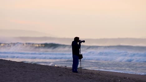 Ein-Fotograf-Mit-Stativ-Fotografiert-Einen-Portugiesischen-Strand-Bei-Sonnenaufgang