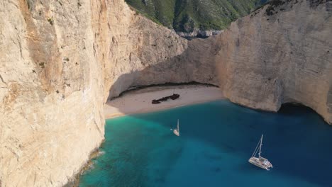 Luftaufnahme-Des-Wunderschönen-Navagio-Strandes-Auf-Der-Insel-Zakynthos-In-Griechenland