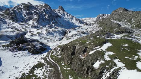 Schneebedeckte-Berglandschaft-Der-Französischen-Pyrenäen---Luftaufnahme-4k