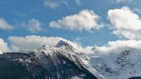 Malerische-Schneebedeckte-Berglandschaft-Und-Bäume