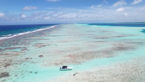 Un-Barco-En-El-Arrecife-De-Coral-En-Los-Roques,-Venezuela,-Vista-Aérea