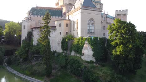 Trim-Gothic-12th-century-Meddieval-castle-with-walls-and-moat-water-in-Bojnice-Slovakia-Europe