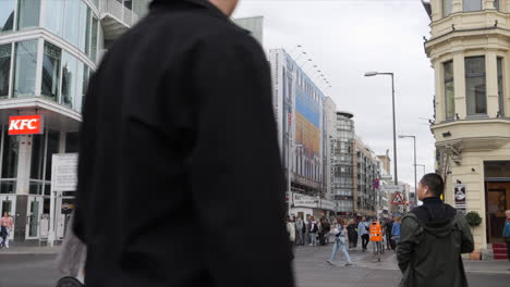 Straßenansicht-Des-Berühmten-Checkpoint-Charlie-Tagsüber-In-Berlin,-Deutschland