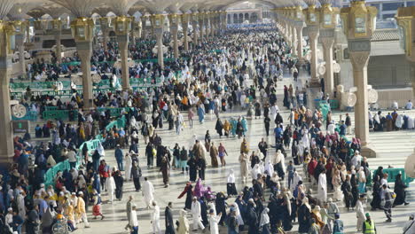 Prophet's-Mosque-filled-with-devote-muslims-on-pilgrimage