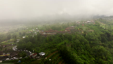 Nebel-Umgibt-Das-Verlassene-Spukpalasthotel-Auf-Bali