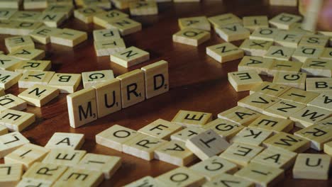 Scrabble-Steine-Auf-Hochkant-Bilden-Wort-Mord-In-Einzelnen-Buchstaben