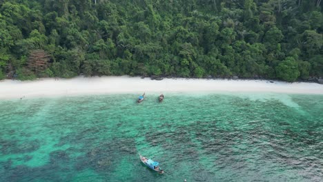 Tour-Boats-at-Lush-Monkey-Beach-of-Phi-Phi-Island,-Drone-Dolly-Forward