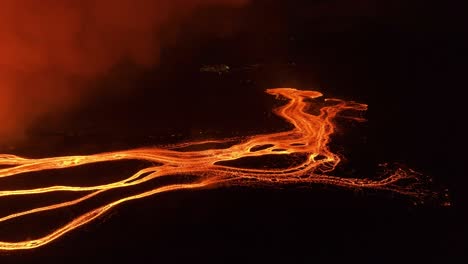 Volcán-De-Islandia-En-Erupción-Con-Lava-Fundida-Por-La-Noche,-Flujo-De-Magma-En-La-Superficie-Terrestre,-Aéreo