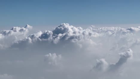POV-Aufnahme-Eines-Flugzeugs-Mit-Großen-Wolken-Und-Einigen-Kleinen-Wolken,-Die-Wie-Nebel-Aussehen