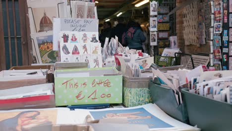 Venedig-Souvenirpostkartenstand-In-Der-Buchhandlung-Acqua-Alta