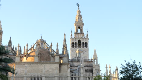 Statische-Aufnahme-Der-Kathedrale-Von-Sevilla-Und-Der-Giralda-An-Einem-Sonnigen-Tag,-Spanien