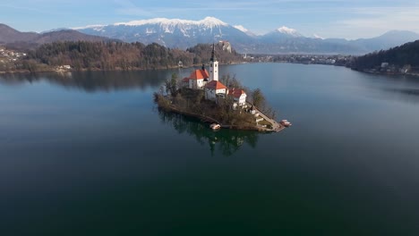 Drohnenansicht-Der-Kirche-Von-Bled-Am-Bleder-See-In-Slowenien-Während-Des-Tages