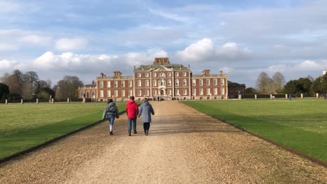Touristen-Besuchen-Das-Wimpole-Estate,-Das-Anwesen-Des-National-Trust,-An-Einem-Sonnigen-Frühlingstag-In-Der-Nähe-Von-Cambridge,-Großbritannien