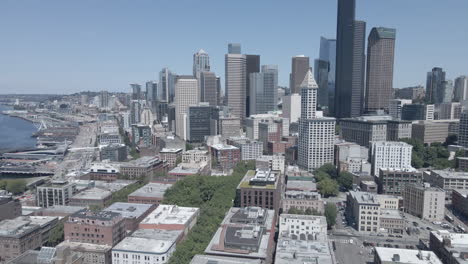 Toma-Aérea-De-Un-Dron-Del-Muelle-Del-Centro-De-Seattle-Y-Puget-Sound