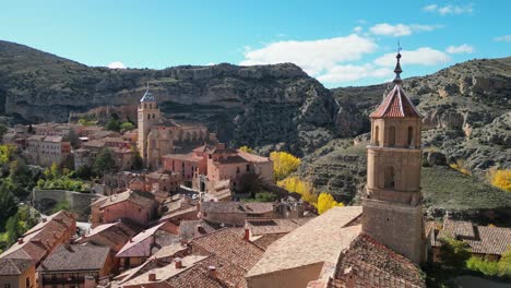 Albarracin-Dorf-Und-Uhrtürme-In-Teruel,-Aragon,-Spanien---Luftaufnahme-4k-Kreisen