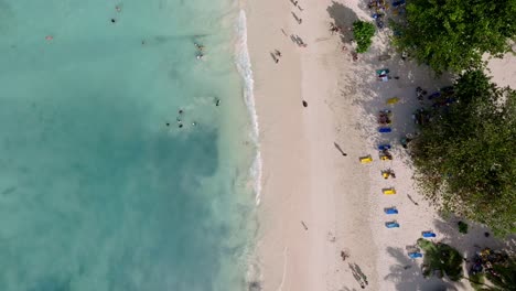 Toma-Aérea-De-La-Hermosa-Playa-La-Playita-En-Las-Galeras-En-Samaná,-República-Dominicana_vista-Superior