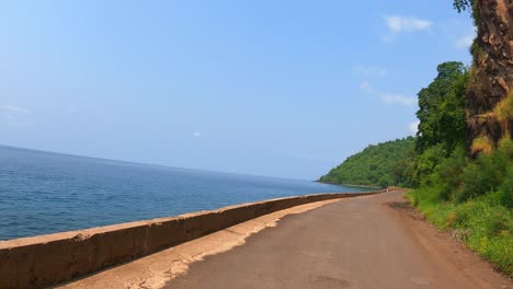 Toma-POV-Moviéndose-En-La-Carretera-De-Santa-Catarina-Con-La-Hermosa-Vista-De-La-Costa-En-São-Tomé,-África
