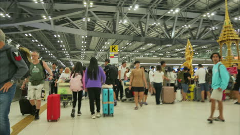 Zeitrafferaufnahme-Einer-Menschenmenge-An-Reisenden-Am-Check-in-Schalter-Eines-Internationalen-Flughafens