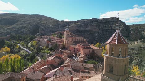 Dorf-Und-Kirchen-Albarracin-In-Teruel,-Aragon,-Spanien---Luftbild-4k