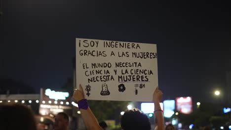 Feminismo,-8m,-Poder-Femenino,-Activista-Con-Cartel-Participando-En-Una-Manifestación-Masiva-De-Acción-De-Empoderamiento-Feminista