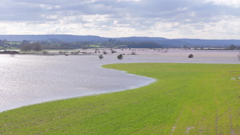 Viele-Ackerland-überschwemmt,-Nachdem-Schwere-Regenfälle-Verursacht-Überschwemmungen-über-Fluss-Ton