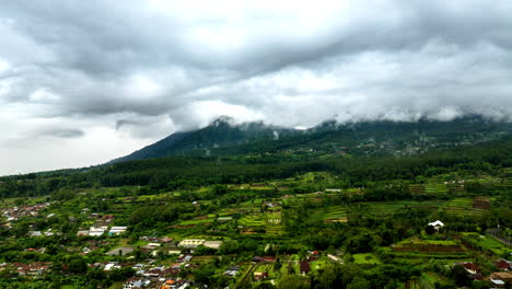 Nubes-Moviéndose-Sobre-Las-Montañas-De-Bali,-Indonesia.