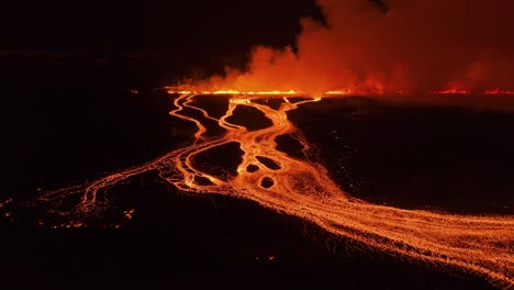 Nueva-Erupción-Volcánica-De-Svartsengi-En-Islandia-En-2024-Con-Un-Largo-Río-De-Lava-Por-La-Noche