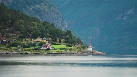 Un-Faro-En-Miniatura,-Cabañas-Y-Cabañas-En-La-Orilla-Del-Fiordo-De-Hardanger