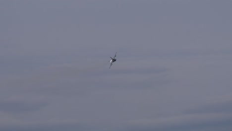 F-18-Kampfjet-In-Hoher-G-Kurve-Mit-Vollem-Nachbrenner-In-Zeitlupe