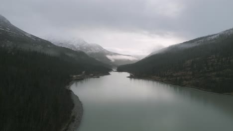 Lago-Brumoso-Svartisvatnet,-Noruega,-Rodeado-De-Montañas-Cubiertas-De-Nieve,-Cielos-Nublados-Arriba