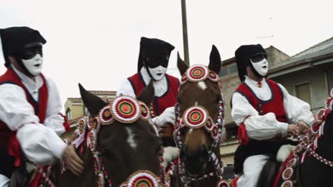 Riders-in-masks-on-horses-at-the-Sartiglia-feast-and-parade,-Oristano-carnival,-Sardinia,-Italy