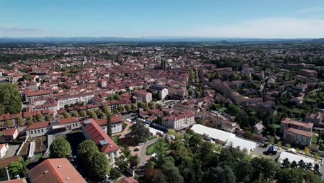 Rückwärts-Luftaufnahme-über-Der-Stadt-Montbrison-Im-Département-Loire,-Französische-Landschaft-An-Einem-Sonnigen-Tag