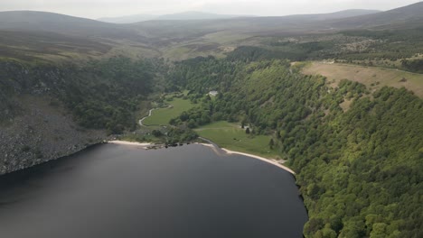 Impresionantes-Imágenes-Con-Drones-En-4k-Del-Lago-Más-Famoso-De-Irlanda:-El-Lago-Guinness