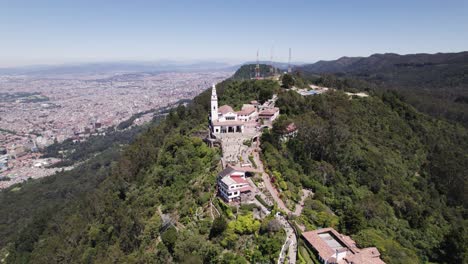 Vista-Aérea-Del-Santuario-Y-Mirador-De-Monserrate,-En-Bogotá,-Colombia.