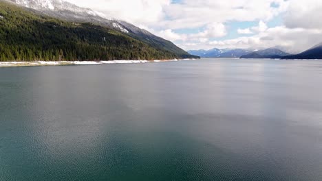 Lago-Kachess-En-El-Estado-De-Washington-Paisaje-De-Lago-Y-Bosque-Siempre-Verde-En-Un-Día-Nublado