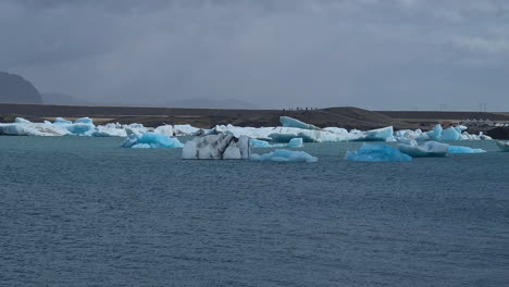 Icebergs-in-Glacial-Lagoon,-Iceland.-Wide-View