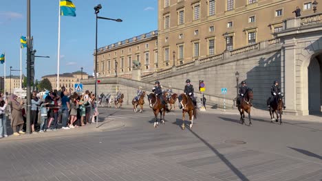 Polizeiauto-Und-Wachen-Auf-Pferden-Am-Königlichen-Palast-Am-Nationalfeiertag-In-Schweden