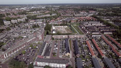 Revelación-Panorámica-Del-Barrio-Residencial-Holandés-Waterkwartier-En-Los-Suburbios-De-Zutphen,-Países-Bajos.