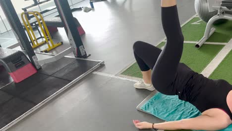 Mujeres-Activas-En-El-Gimnasio-En-El-Piso-Estirándose-Haciendo-Gimnasia