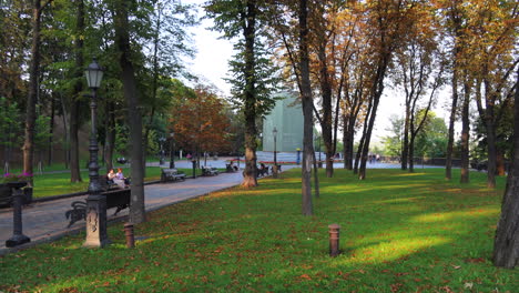 Schöner-Grüner-Park-In-Der-Nähe-Der-Glasbrücke-Im-Stadtzentrum-Von-Kiew,-Ukraine,-Menschen-Genießen-Die-Natur,-Grünes-Gras-Und-Bäume,-4K-Statikaufnahme