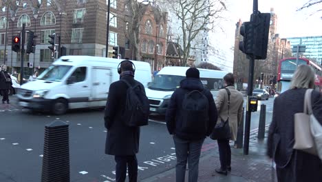 La-Gente-Espera-Para-Cruzar-La-Calle-De-Camino-Al-Trabajo-En-Westminster,-Londres,-Reino-Unido.