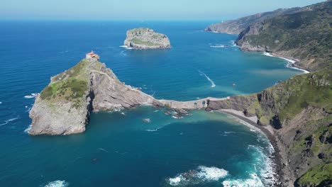 Isla-Gaztelugatxe-En-El-Golfo-De-Vizcaya,-País-Vasco,-Norte-De-España---Vuelo-Aéreo-4k