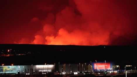 Toma-De-Lapso-De-Tiempo-De-Humos-Tóxicos-Después-De-La-Erupción-Del-Volcán-En-Islandia-Por-La-Noche
