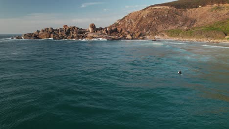 Turistas-Surfeando-En-La-Famosa-Playa-De-Llandudno-En-Ciudad-Del-Cabo,-Sudáfrica