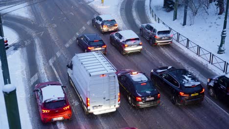 Autos-Warten-An-Ampeln,-Fahren-Durch-Schneematsch-Bei-Schneefall-In-Brüssel,-Belgien---Hochwinkelaufnahme