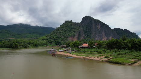 Los-Barcos-Locales-Ensucian-La-Orilla-Del-Río-Mekong-En-Pak-Ou-En-Luang-Prabang,-Laos