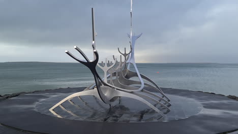 Reikiavik,-Islandia,-Escultura-De-Barco-De-Acero-Sea-Voyager,-Punto-De-Referencia-En-La-Playa-Bajo-Nubes-Oscuras