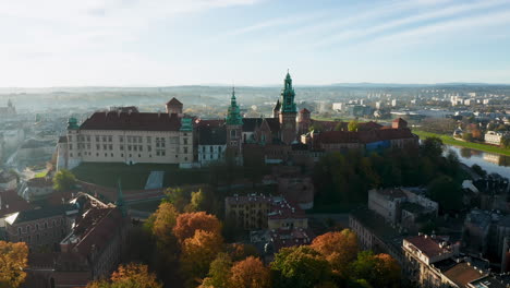 Panorama-Del-Casco-Antiguo-De-Cracovia-Y-El-Castillo-Real-De-Wawel-En-La-Mañana-Brumosa-Durante-El-Otoño,-Cracovia,-Polonia