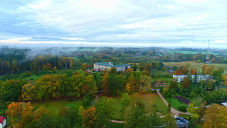 Casas-De-Pueblo-Rodeadas-De-Naturaleza-A-Finales-De-Otoño-árboles-Forestales-Multicolores